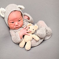 顺产的宝宝 第六天了 宝宝眼睛里有红色 些什么情况 谁能告诉我？