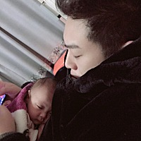 如果是女宝宝这样子我就认了，你这男宝宝也这么粘人，一放床上就哭(๑•́ωก̀๑)，说好的男子汉呢？？