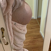 已经到预产期了 还没有发动 涨了一堆纹 大家来猜猜是佩奇还是乔治 嘿嘿 过两天揭晓