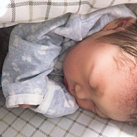 40周+1顺产女宝7斤  早上9:45开始挂催产素 药效起效一直2分钟痛一次，下午4点羊水破 10点钟开三指因为太...