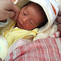 宝宝还在保温箱，原本以为1号可以出院了，结果医生今晚抽宝宝血检查，黄疸指数200，医生说这样黄疸不稳...