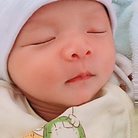 二胎孩子出生25天了，因为比预产期提前半个月出生他爸爸没能赶回来，当时是在娘家住着大早上羊水破...