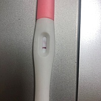 请问各位宝妈，这是个什么情况，经期就在这两天，没等经期来，今早先测了一回，没想到测到个不伦不类的。
