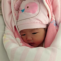 宝宝第七天了，每次吃完奶要睡四五个小时，护工说每隔三小时要弄醒，你们说我该不该叫……