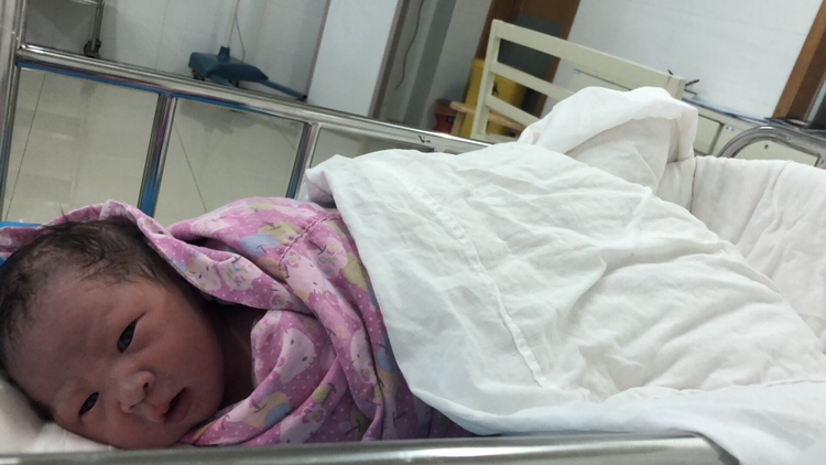 出生后的第一张照片，还在产房观察时拍的