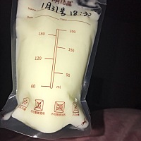 我现在是31天了，奶特别多，加上晚上每天用吸奶器吸出来2-3袋，还不算用手挤到垃圾桶的，白天还好，醒着...