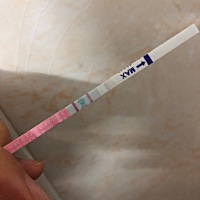 有人能告诉我，本来今天是月经日的，没有来，但是排卵试纸显示强阳吗？