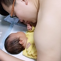 老公每天晚上哄宝宝，喂奶和无限哄睡。宝宝睡了就转过来抱着我说，真累哄完小的哄大的。🤣辛苦💦了...