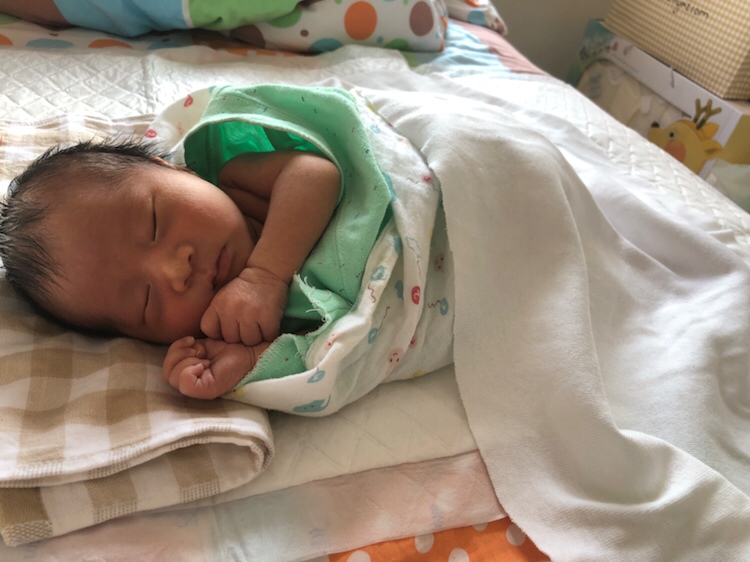 睡觉就喜欢把胳膊放外面，光膀子