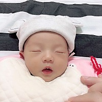 宝宝今天已经半个月啦，早知道宝宝这么可爱，妈妈孕期的时候绝对不偷吃辣条炸鸡烧烤麻辣烫！