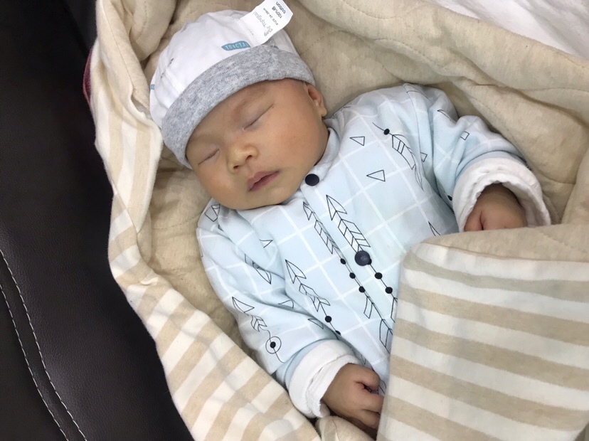 好不容易睡着了，可又拉屎了。怎么办？换呢还是p