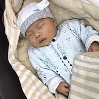 好不容易睡着了，可又拉屎了。怎么办？换呢还是p