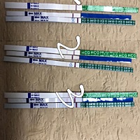 请姐妹们帮我看看这样的试纸显色是不是炸糊！！急急急～