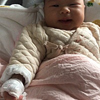 剪到肉，因为你太好动了，趁你睡着剪了指甲，灯有点黑，一不小心剪到肉，你哇哇就哭了，血一直冒，止了...