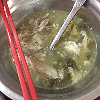 我真的服了，我的死婆婆，前几天吃糖粥剩下来的菜，天天热了给了我吃，咋这么能省事儿的，昨天吃的青菜...