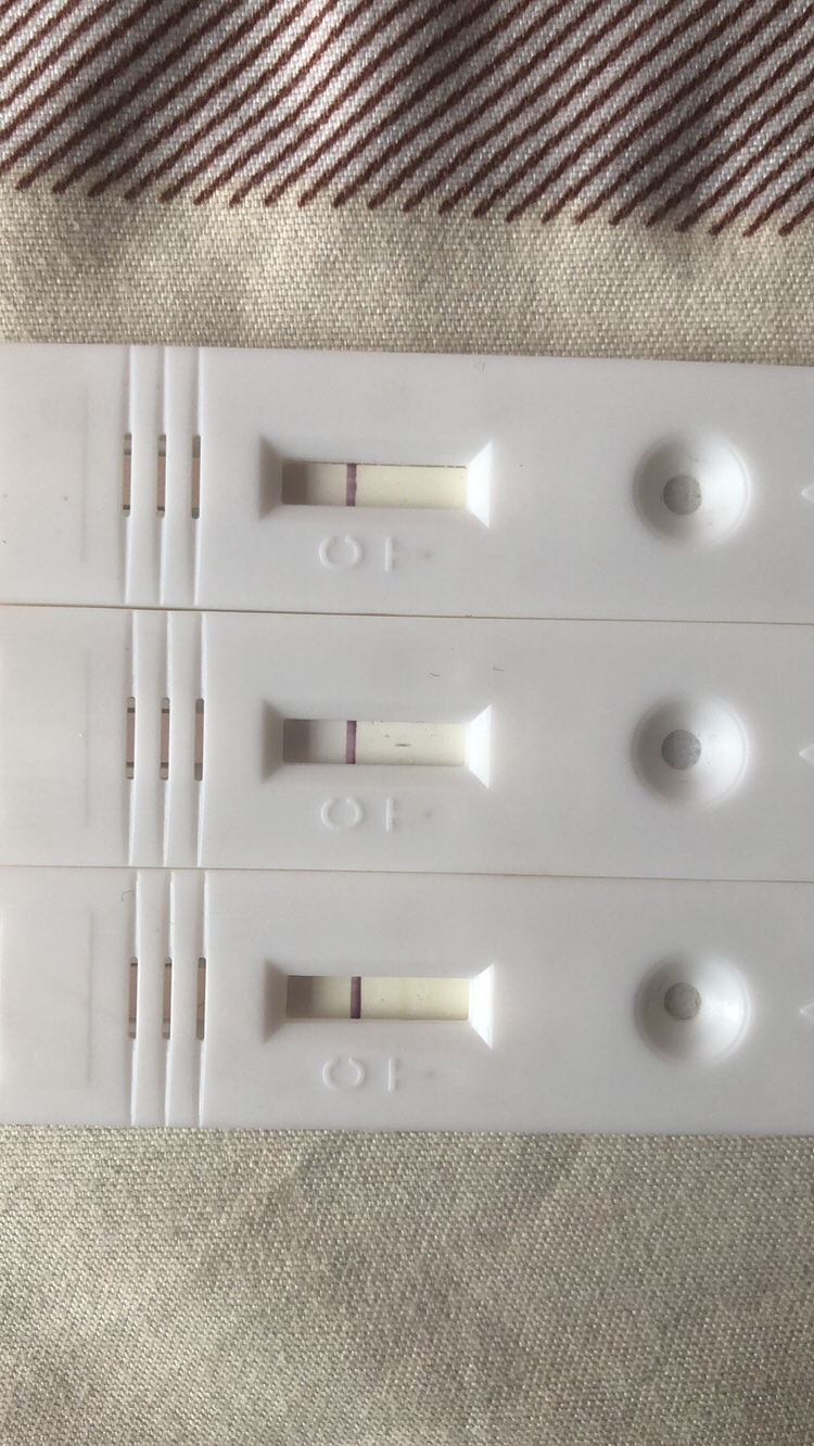 这是这三天测的，今天早上这个是刚开始没有，我刚刚拿起来看有黄色的印，不是红色的，大姨妈过了三天，会不会怀孕了，
我对象没射里过，我俩排卵期同房了