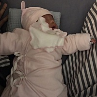 宝宝20天，母乳喂养。有时候喝奶很着急，刚刚开始吸奶，奶量大，一不小心就容易呛奶，接着咳嗽。刚刚呛...