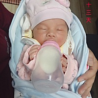 能自己抓奶瓶了😂😂