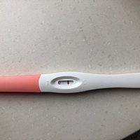 23号排卵 今早测了一下有粉印 这是怀孕了吗 排卵前后各安排一次。之后就各种不舒服 胸部痛 肚子涨 爱放...