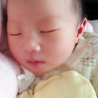 宝宝太乖，只有饿，尿尿拉臭臭哼几声，晚上也是跟我们睡，没让月嫂睡我们房间，婆婆吐槽月嫂钱太好挣，无奈