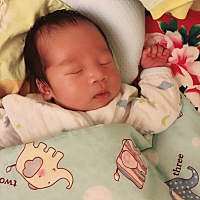 21天的宝宝不管睡觉中还是醒着总是抻，脸通红正常？