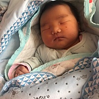 我们家小宝儿太乖咯 饿了哼几声 喂完就睡了  喂完大概管两个多小时 又再哭 白天晚上都特别乖 有没有...