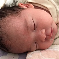 记录波妞妞满月的第一天 上午吃完奶陪她玩的时候竟然笑出声来了😊😊😊爸爸说爱笑的女孩运气都不会...