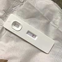 23號排卵，今天肚子怪怪，今晚測了好像有個印，姐妹們幫我看看這樣有沒有戲呢❤️