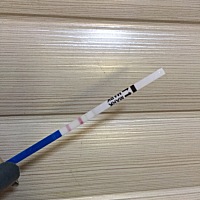 接新年礼物喽，备孕第二个月，月经推迟两天，本以为测不出来，忍不住测了下，惊喜惊喜