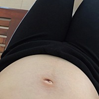 21周……肚池旁边开始长了毛毛😅 刚刚在换衣服老公在旁边闹，挤了挤胸部居然流出水来😳😳这就是所...