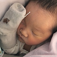 喂奶好痛呀，这乳头痛的不能碰，还得硬着头皮上，剖腹产刀口好很多了，现在就是痔疮和喂奶了 😭