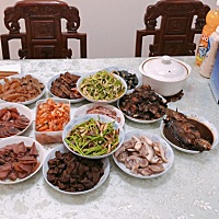 今年是第一年在老公家过年，正好也在月子里，吃饭前奶奶就把我们和宝宝的红包送给我，吃饭时候公公...