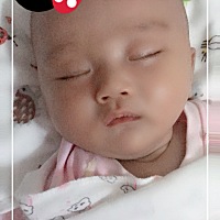 可怜的宝宝，一天了放炮睡也睡不好，困的睁眼睛都能睡着