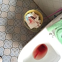 刚满月就来月经正常吗？也不知道是不是正常的月经，母乳喂养的。今天血量有点多，都是鲜红的血，好恐怖...