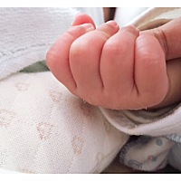 说句真心话，真的很佩服自己那些自己带小孩的妈妈。还没出月子，今天家人有事出去了，宝宝醒了喂完奶，...