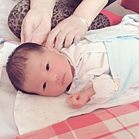 宝宝刚出生就会笑大概第五天就会转头，第十天开始吸手指。现在，头转的很灵活，一会转这边睡一会转那边...