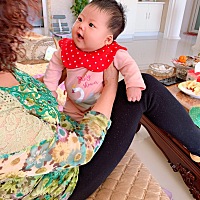 累死我啦。我们还两个人。我妈妈专职抱宝宝的。这家伙除了晚上十二点到早上四五点自己睡。生下时间都得...