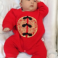 零卡给大家拜年啦！ 男宝，刚满月，长了3斤7两，胖吧？嘿嘿