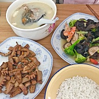 今天来晒晒我的月子餐；一天六餐 两菜一汤，这些都是月嫂阿姨做的 上午点心热牛奶水果 下午点心和炖...