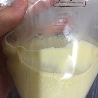 宝妈们 这是冷藏的母乳  没有超过24小时的 大概十几个小时吧  你们的冷藏母乳也这样吗？