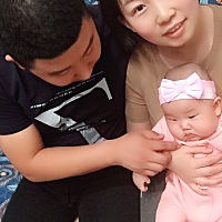 大家新年快乐！这是宝贝第一个新年，一家三口👨‍👩‍👧，团团圆圆！很开心幸福也许很简单，有了...