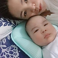 宝宝两个月，能吃能睡长得很好：已经15斤，64cm。祝各位宝妈孕妈宝宝们新春快乐🎉🎉