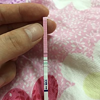 末次12.30现在都还没来姨妈，排卵试纸从30号就一直这样，这是啥情况呀？