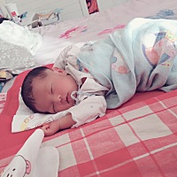 各位宝妈你们的宝宝都是多久出的双眼皮。我家宝宝闭眼睛有睁开眼睛就是单了。担心她不是双眼皮