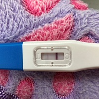 1月2号来的大姨妈，今天2月7号早上测得，大家看看是不是怀孕了，为什么我的对比线颜色那么浅😂😂�...