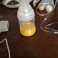 母乳瓶养一路走来好心酸，我已经坚持母乳两个月了。。。。。