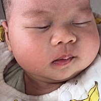 宝宝42天，睡眠少。特别第二个月白天很少睡。会不会影响发育，揪心啊！😥😥你们宝宝每天睡多少小时?