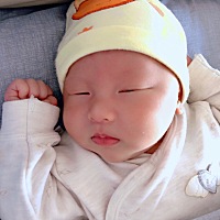 我家宝宝生了出院回来就没给他包着了，手脚自由了，现在睡觉就是这个投降姿势，有没有同款宝宝😂😂