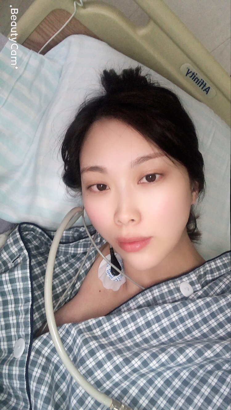 怀孕39周 4天，无痛分娩；凌晨2:30见红，开始阵痛；4:30到达医院；6点破羊水；6:20打上无痛；上午开一指；下午16:00开两指；16:00以后打上催产素……；19:30开始宫缩加快严重；20:00十指全开，20:55宝宝呱呱坠地