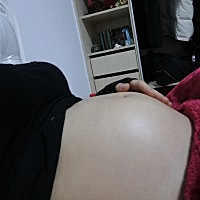 25周了，躺着拍的肚子不是很大。大家猜猜是男宝还是女宝😁